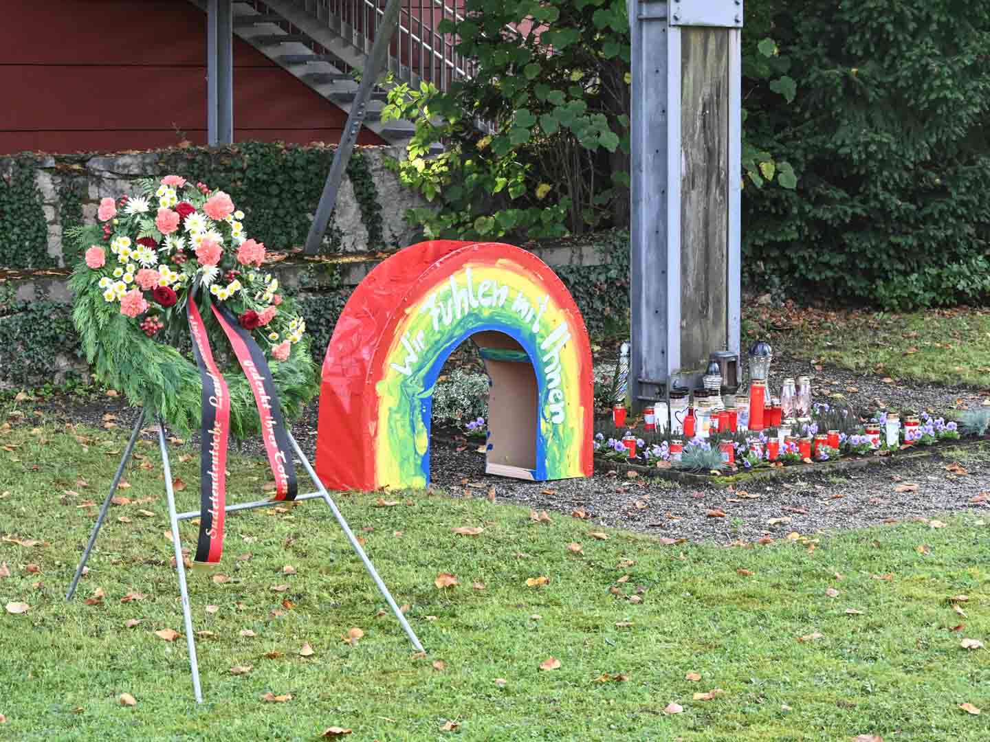 Totengedenken Auf Dem Alten Friedhof Pfarreiengemeinschaft Neuburg Kirche St Peter Und