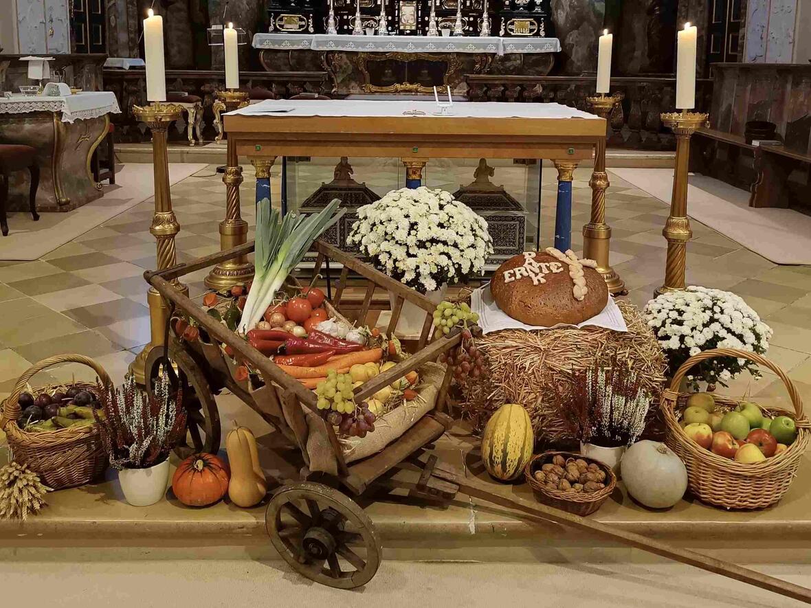 Der Erntedanktaltar in der Hofkirche.