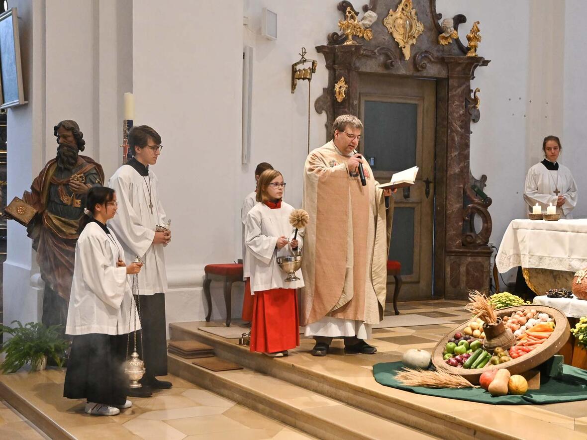 Ministranten Einführung in St. Peter am Erntedankfest