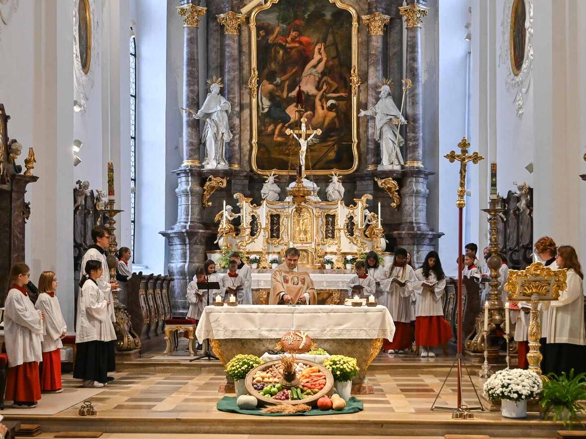 Ministranten Einführung in St. Peter am Erntedankfest